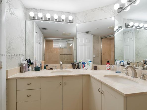 3232 SW 22nd Ter TH 115, Miami FL 33145