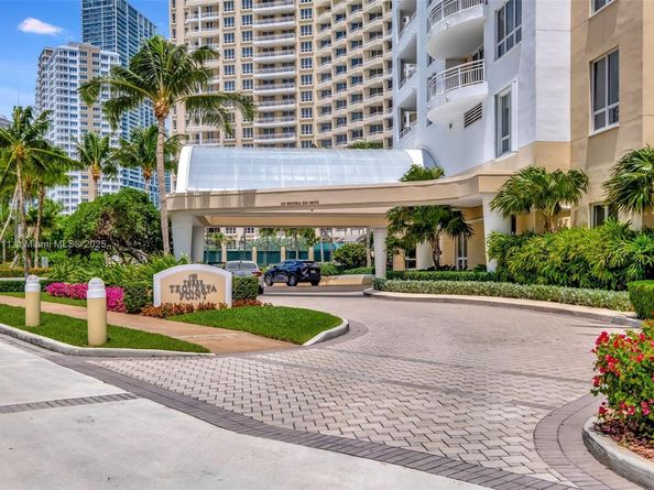 848 Brickell Key Dr 2605, Miami FL 33131