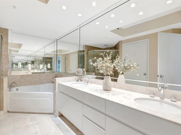 848 Brickell Key Dr 2605, Miami FL 33131