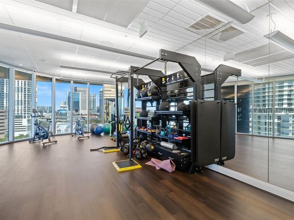 185 SW 7th St 3111, Miami FL 33130