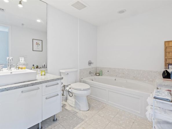 185 SW 7th St 3111, Miami FL 33130