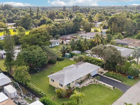 140 NE 161st St, Miami FL 33162