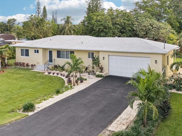 140 NE 161st St, Miami FL 33162