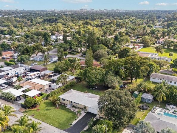140 NE 161st St, Miami FL 33162