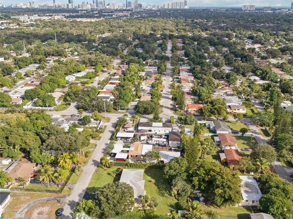 140 NE 161st St, Miami FL 33162