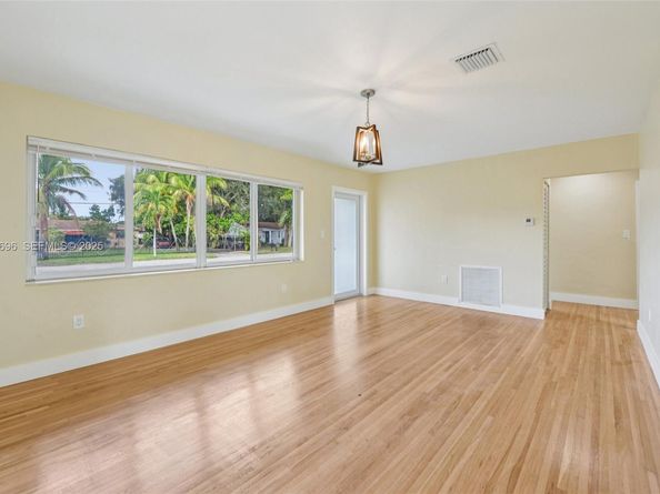 140 NE 161st St, Miami FL 33162