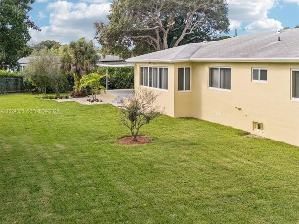 140 NE 161st St, Miami FL 33162