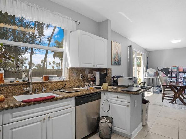 886 NW 135th Ter, Pembroke Pines FL 33028