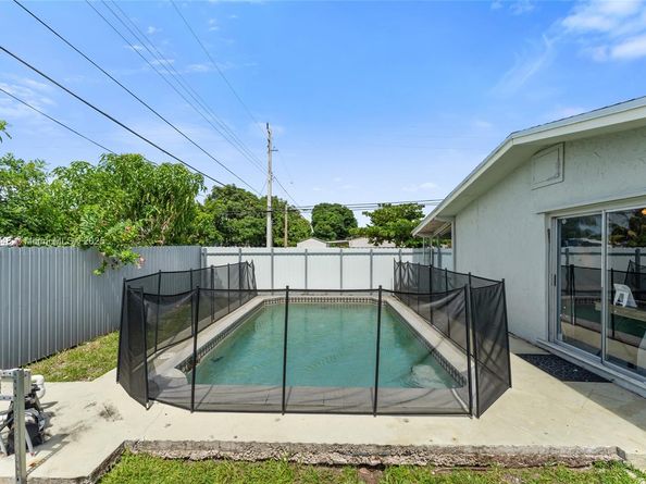 2020 De Soto Dr, Miramar FL 33023