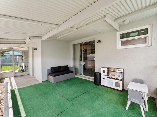 2020 De Soto Dr, Miramar FL 33023