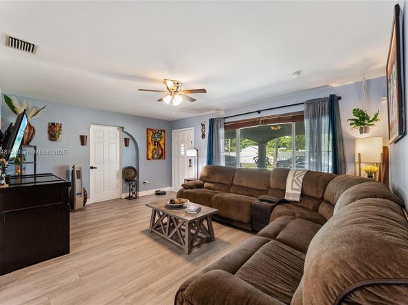 2020 De Soto Dr, Miramar FL 33023