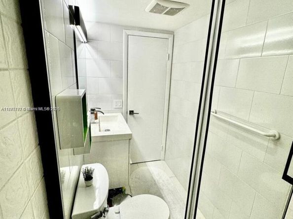 1001 Three Islands Blvd 31, Hallandale Beach FL 33009