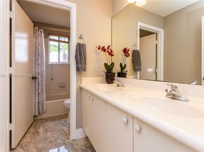 980 Golden Cane Dr, Weston FL 33327