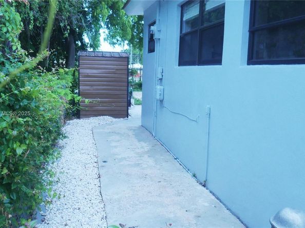 1930 NW 55th St, Miami FL 33142