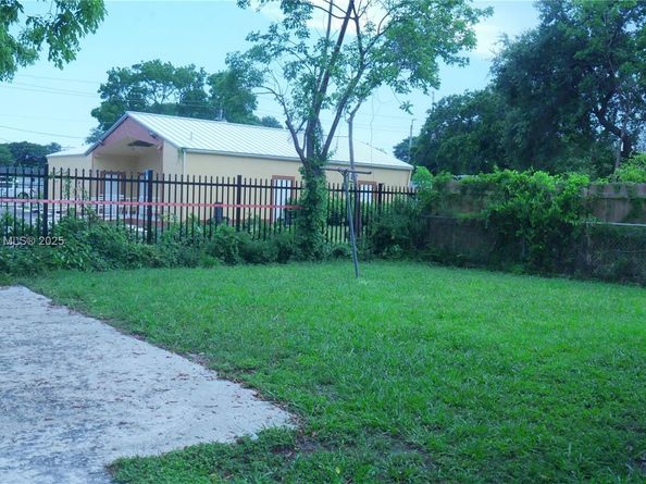 1930 NW 55th St, Miami FL 33142