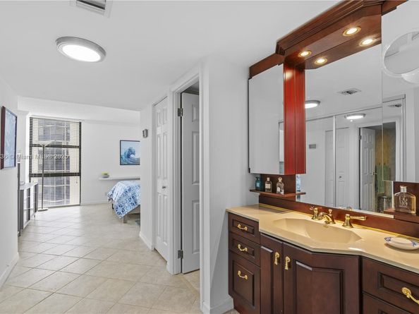 20379 W Country Club Dr 2039, Aventura FL 33180