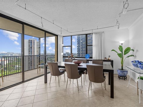20379 W Country Club Dr 2039, Aventura FL 33180