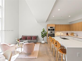 455 NE 39th St