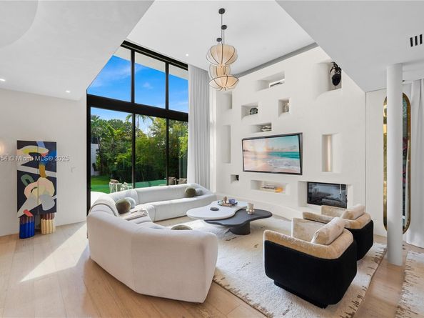 2053 N Bay Rd, Miami Beach FL 33140