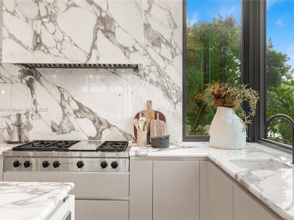 2053 N Bay Rd, Miami Beach FL 33140