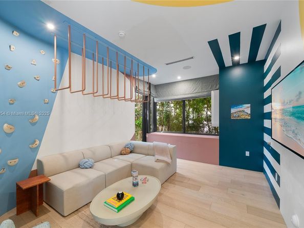 2053 N Bay Rd, Miami Beach FL 33140