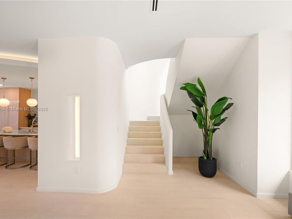 2053 N Bay Rd, Miami Beach FL 33140