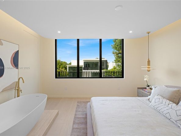 2053 N Bay Rd, Miami Beach FL 33140