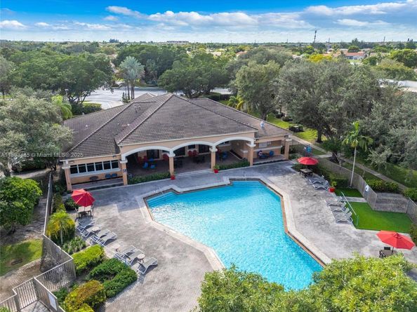 10470 SW 16th St, Pembroke Pines FL 33025