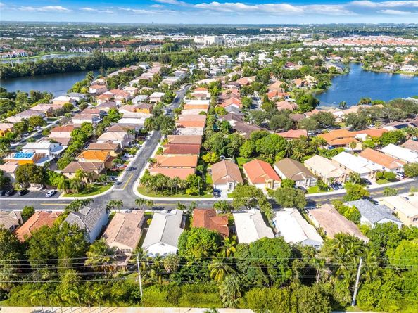 10470 SW 16th St, Pembroke Pines FL 33025