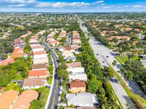 10470 SW 16th St, Pembroke Pines FL 33025