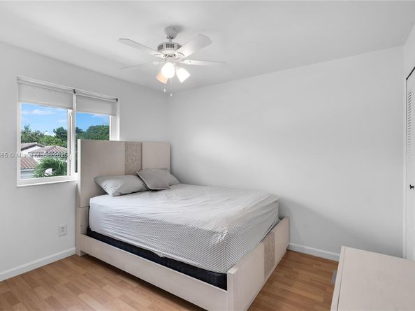 10470 SW 16th St, Pembroke Pines FL 33025