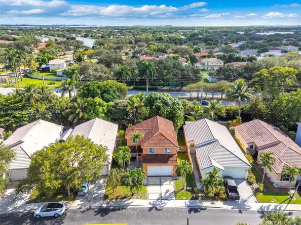 10470 SW 16th St, Pembroke Pines FL 33025