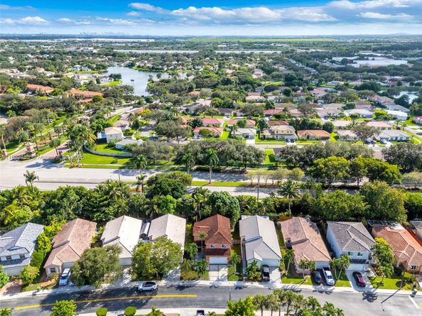 10470 SW 16th St, Pembroke Pines FL 33025
