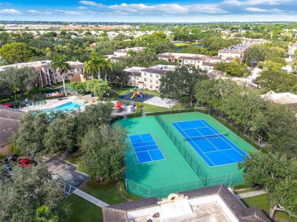 10470 SW 16th St, Pembroke Pines FL 33025