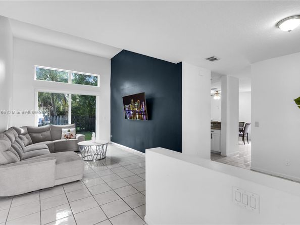 10470 SW 16th St, Pembroke Pines FL 33025