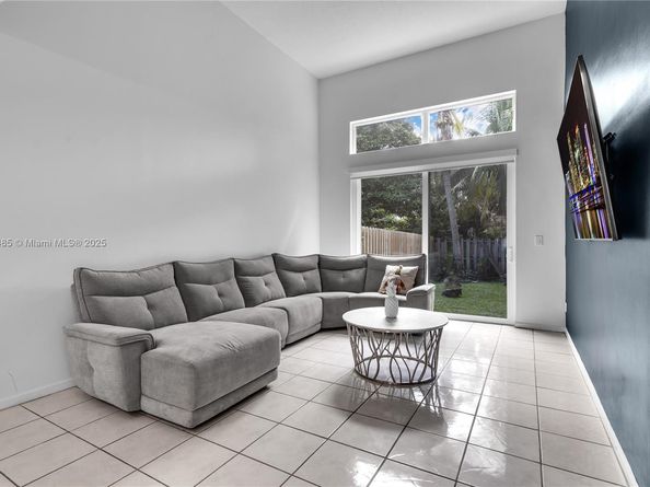 10470 SW 16th St, Pembroke Pines FL 33025