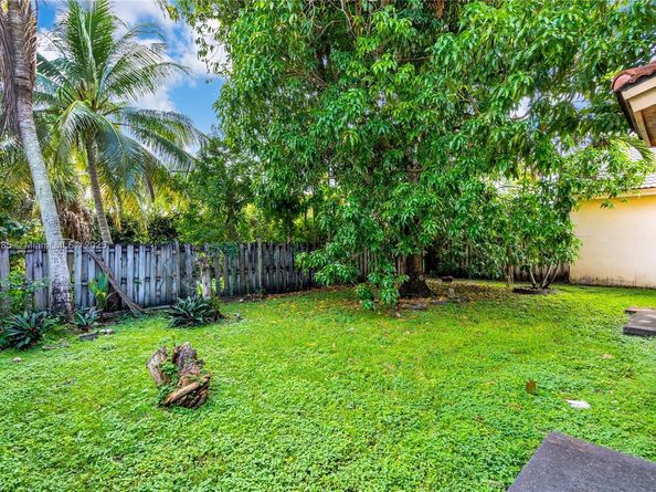 10470 SW 16th St, Pembroke Pines FL 33025