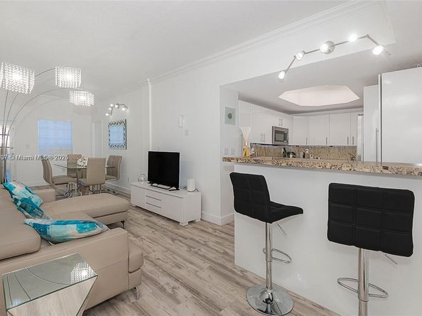 17425 NW 75th Pl 106, Hialeah FL 33015