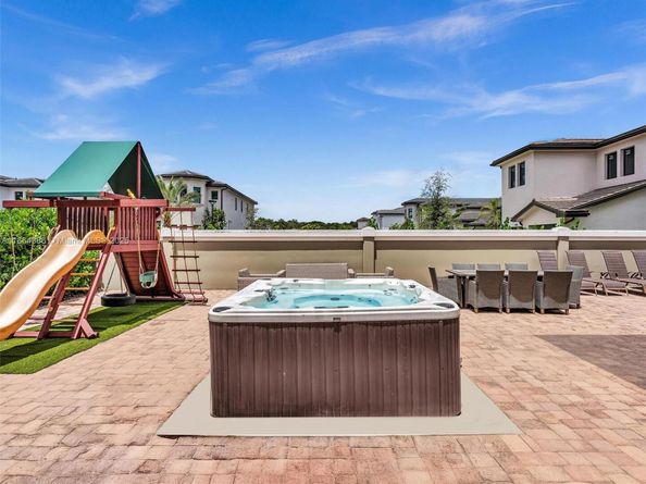 3521 Forest View Cir, Fort Lauderdale FL 33312