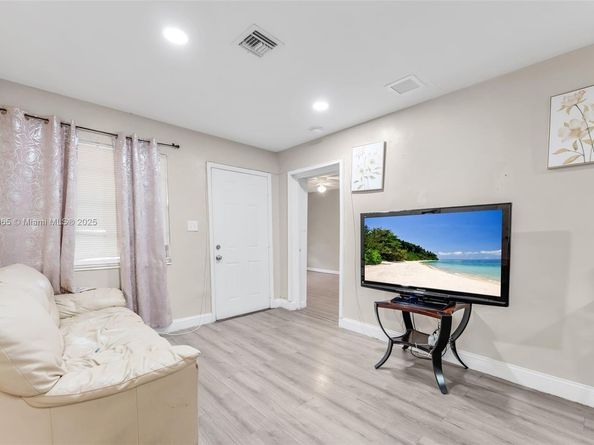 608 NW 9th St, Hallandale Beach FL 33009