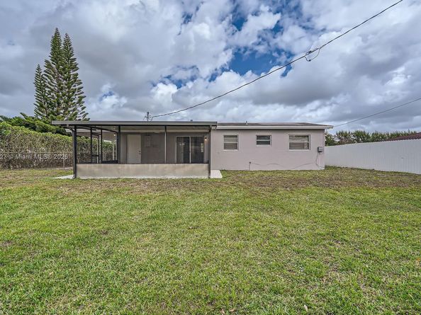 2440 NW 208th St, Miami Gardens FL 33056