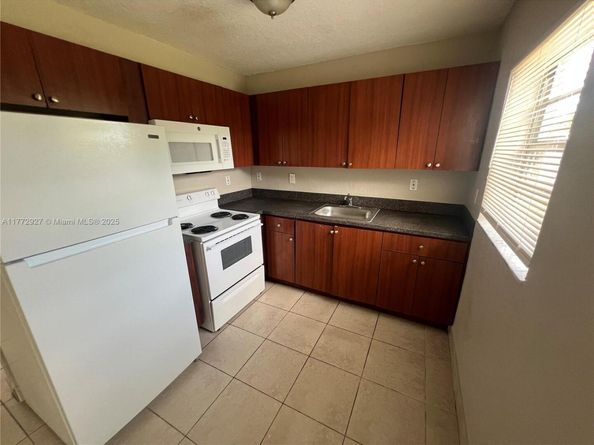 2440 NW 208th St, Miami Gardens FL 33056