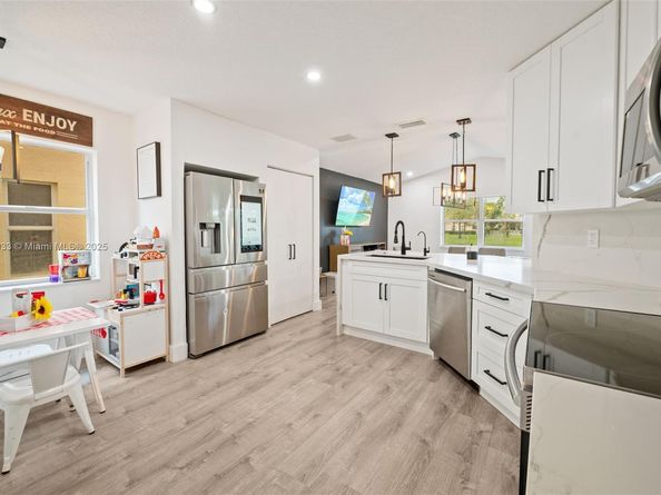 1611 SW 158th Ave, Pembroke Pines FL 33027