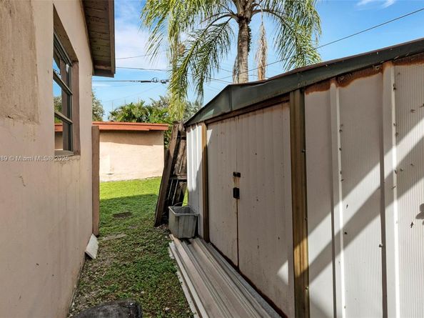 6811 Thomas St, Hollywood FL 33024