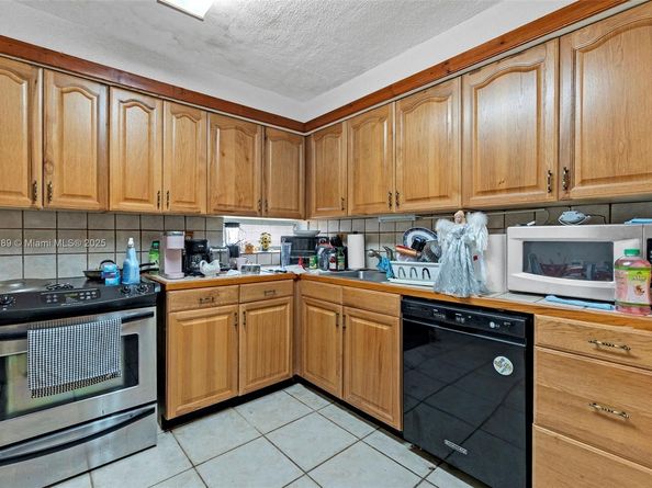 6811 Thomas St, Hollywood FL 33024