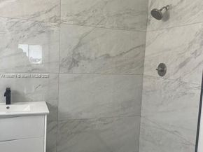 561 NW 41st St, Miami FL 33127