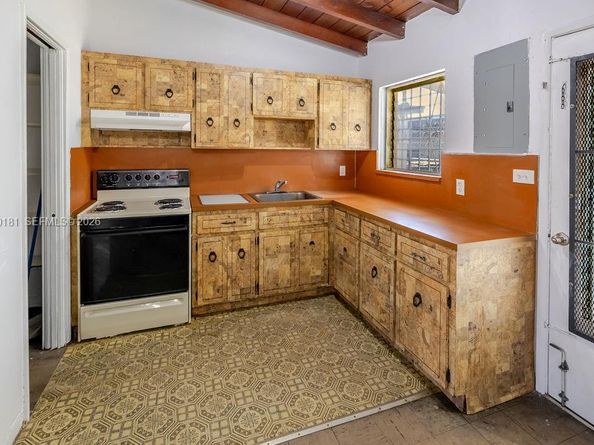 670 SE 1st St, Hialeah FL 33010