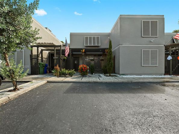 11318 NW 16th St, Pembroke Pines FL 33026
