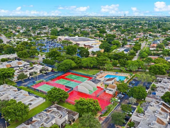 11318 NW 16th St, Pembroke Pines FL 33026