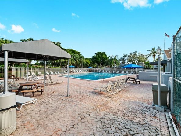 11318 NW 16th St, Pembroke Pines FL 33026
